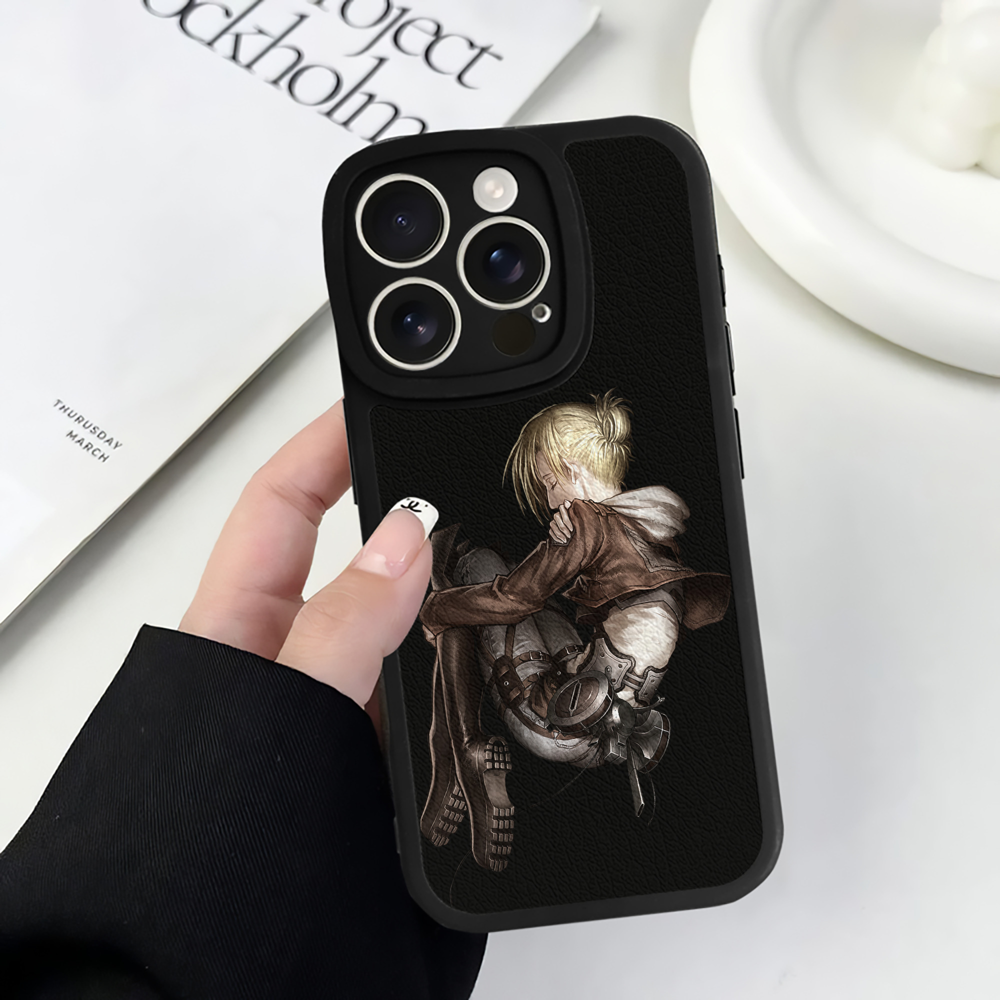 （画像用） 進撃の巨人 アニ・レオンハート Attack on Titan Annie Leonhart 【iPhone 16シリーズ対応】シリコンスマホケース（レザー調） 材質：シリコン